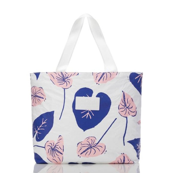 Aloha Collection Handbags - NEW Aloha Collection Anthuriums Day Tripper